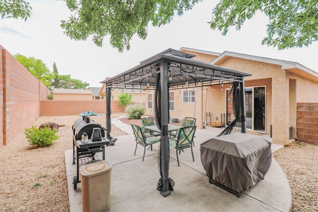 Building Photo - Well Maintained 4 Bedroom 2 Bath Home with...