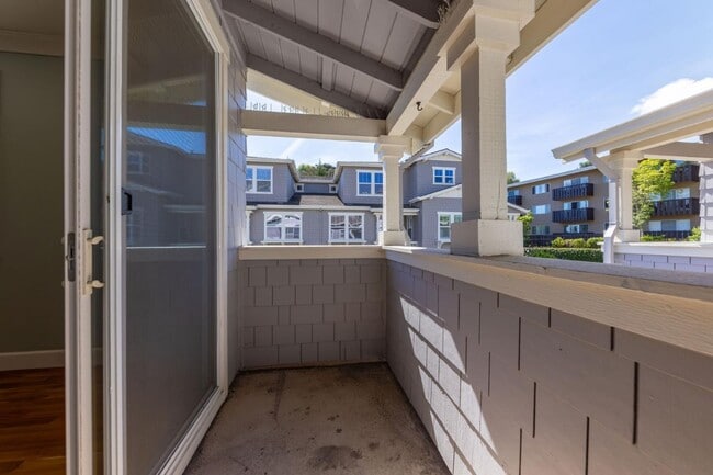 Building Photo - 200 Live Oak Way