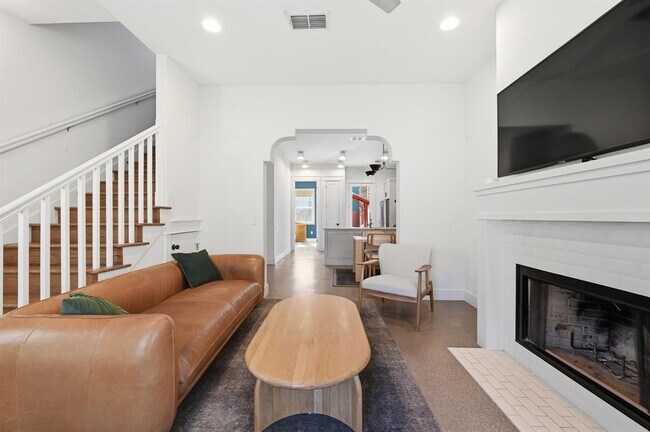 Building Photo - 3203 Locke Ln