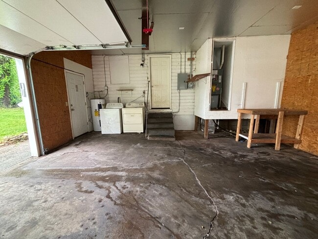 Building Photo - Available Now 2 bedroom 1 bathroom with 2 ...