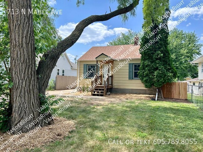 Primary Photo - Cute 3 Bedroom House With Fenced Yard & 2 ...