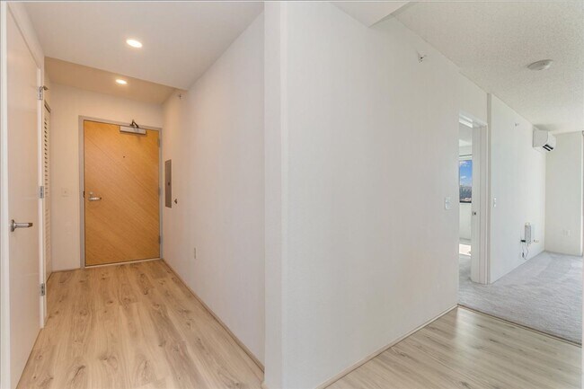Building Photo - High Floor 2 BED/2 BATH/2 PRKG in brand ne...