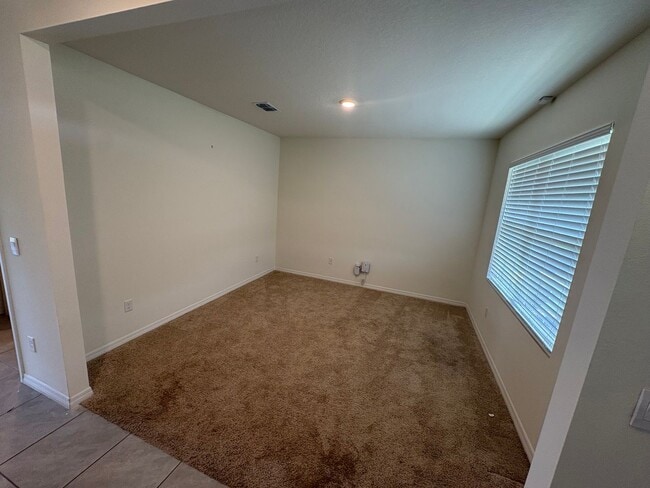 Building Photo - 4 Bed 2.5 Bath Mt Dora Home - Solar Energy!