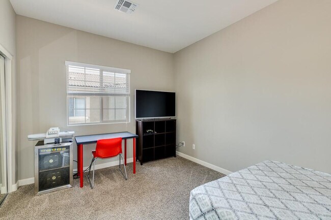 Building Photo - 1367 S Country Club Dr