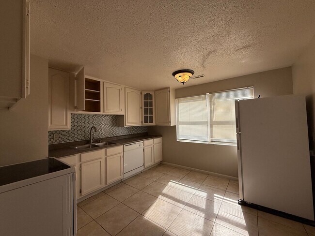 Building Photo - 1809 E Bayley St