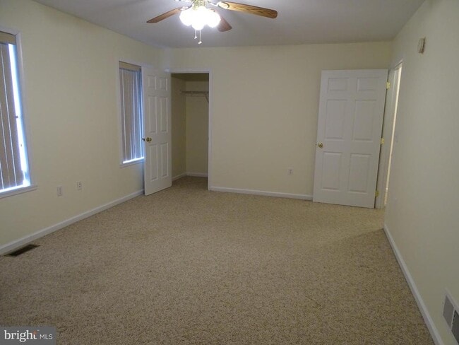 Building Photo - 10 Fairview Ave