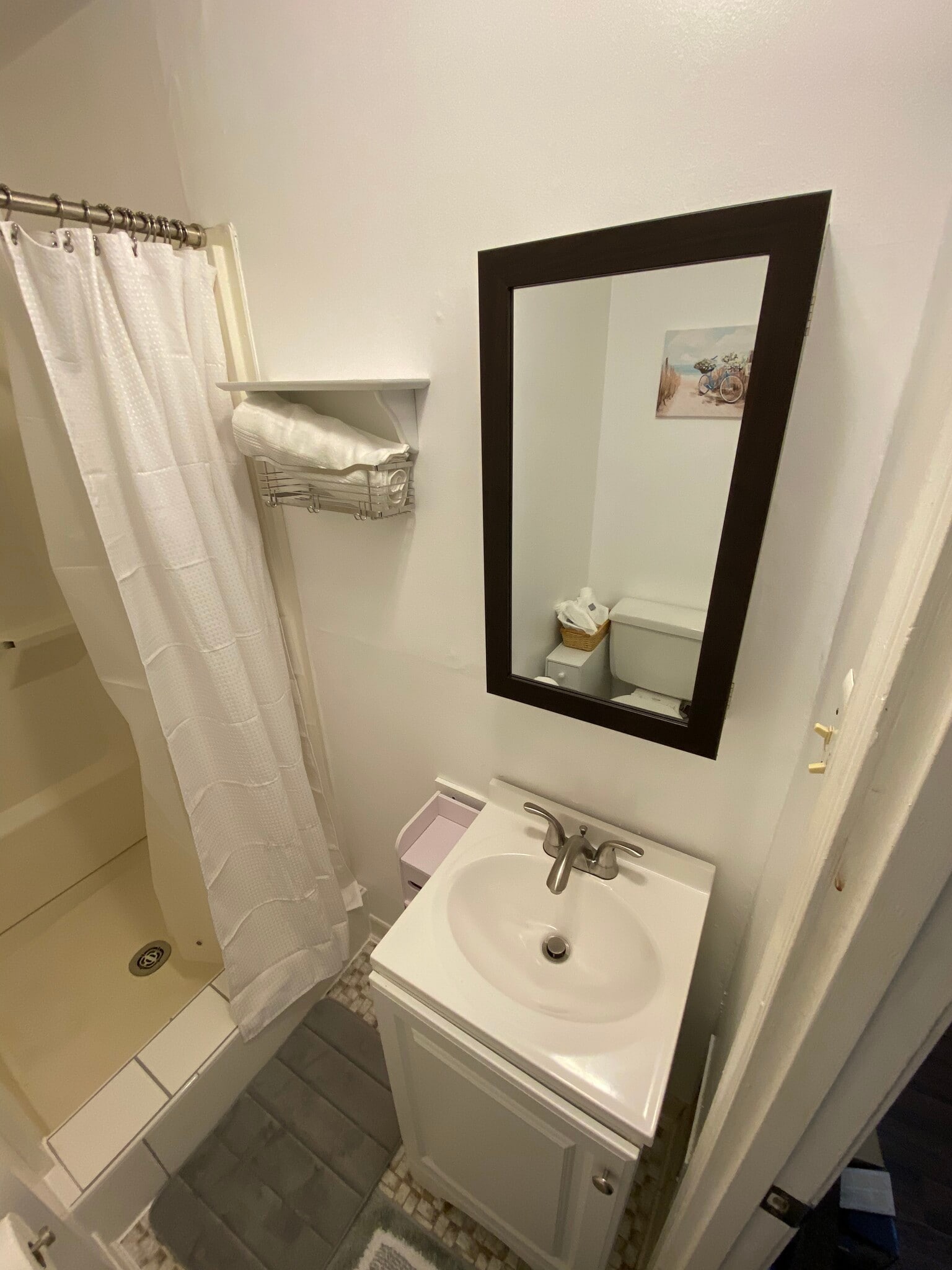 Private Bathroom - 8371 Stationhouse Ct
