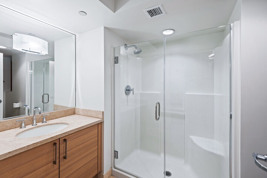 Building Photo - 13650 marina pointe Dr