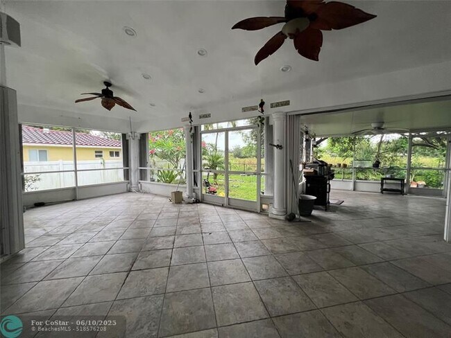 Building Photo - 7400 SW 37 Ct