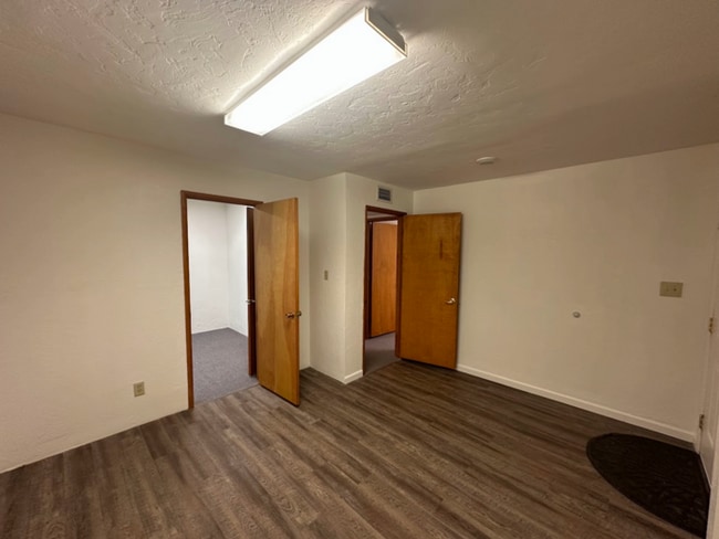 Building Photo - 927 N Swan Rd