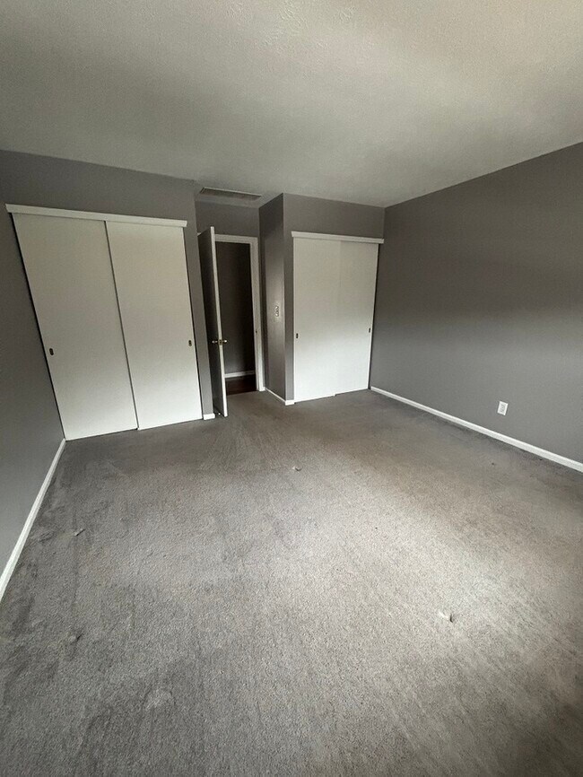 Building Photo - Beautifully maintained 3BR, 2BA Condominium