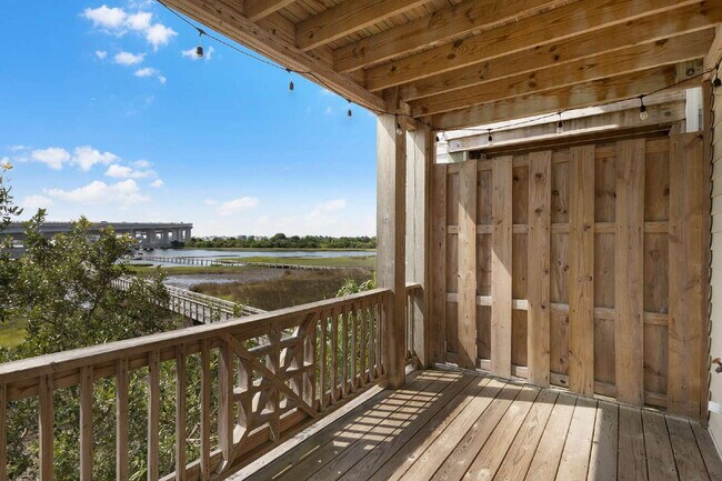 Building Photo - Coastal Comfort Awaits: Spacious 3-Bed, 3-Bath Townhouse in Surf City!