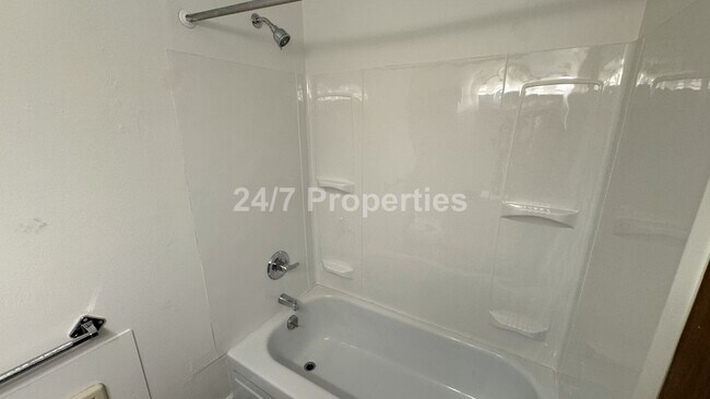 Building Photo - Newly Remodeled 1 BA I 1 BA