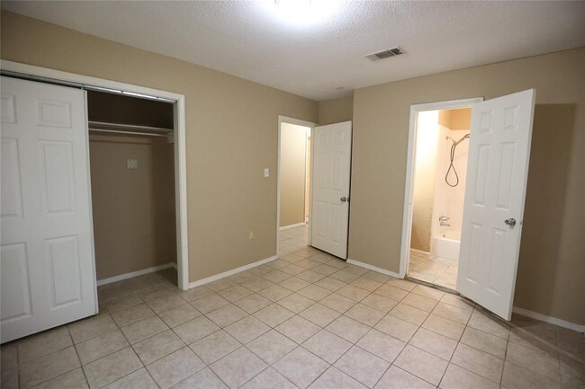Building Photo - 5734 Lyndhurst Dr