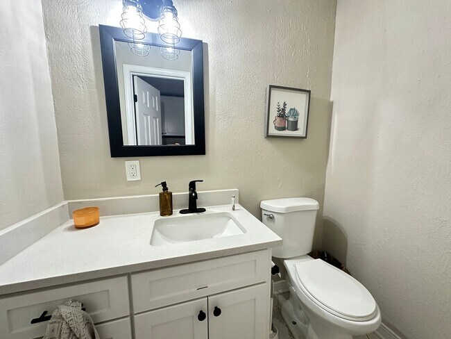 Building Photo - BEAUTIFUL CUSTOM HOME