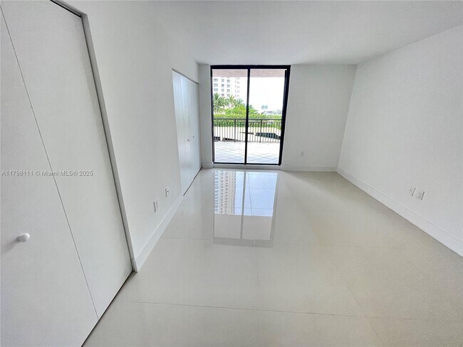 Building Photo - 540 Brickell Key Dr