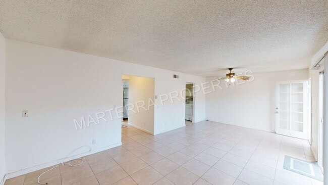 Building Photo - Large 3 Bedroom Townhome!