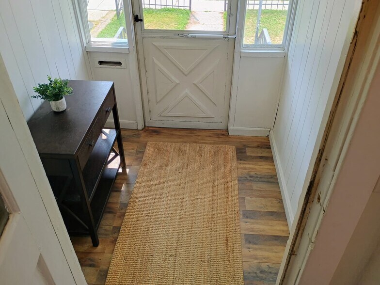 Building Photo - 46 Lawn Ave