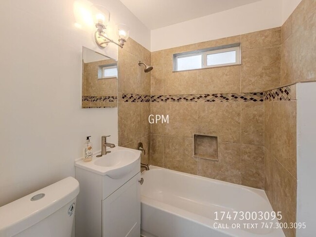 Building Photo - 1320 E Maple St