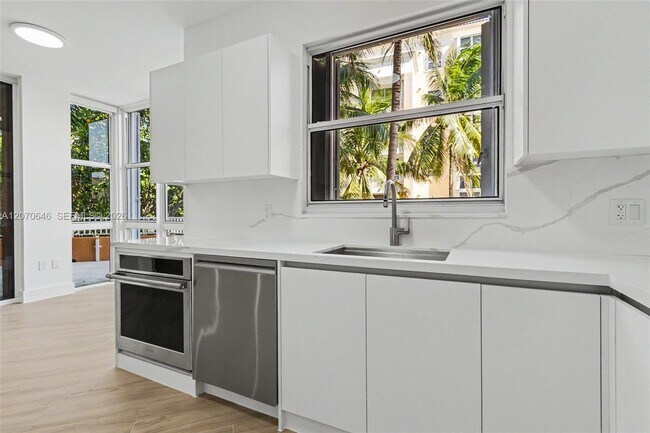 Building Photo - 731 Crandon Blvd