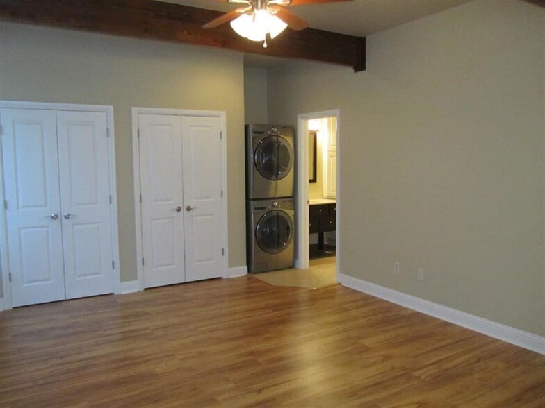 Building Photo - 115 W Main St