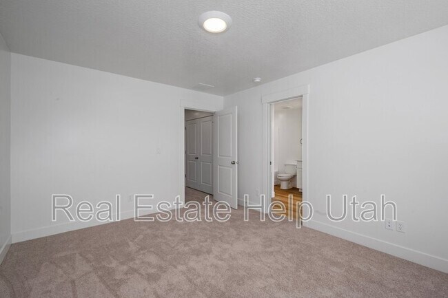 Building Photo - 285 W 1150 N