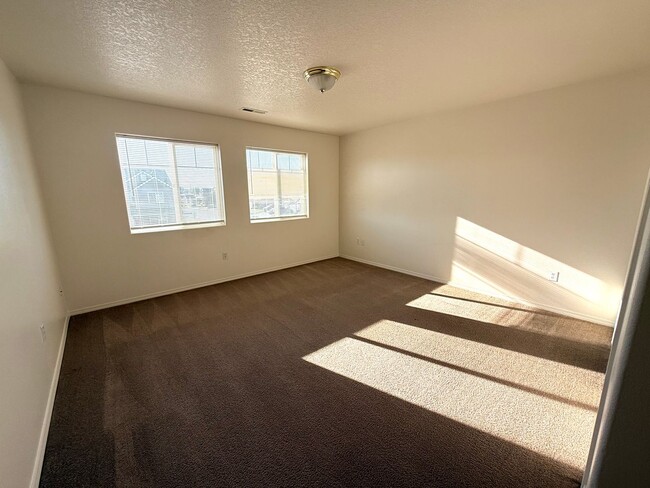 Building Photo - MOVE IN SPECIAL!!! Spacious 4-Bedroom Rent...