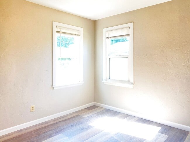 Building Photo - Remodeled 4-Plex Apartment - Attached Garage - Large Fenced Yard