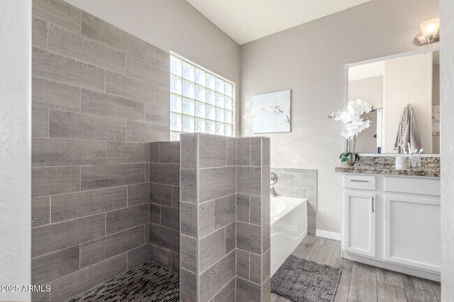 Building Photo - 12910 W Glenrosa Dr