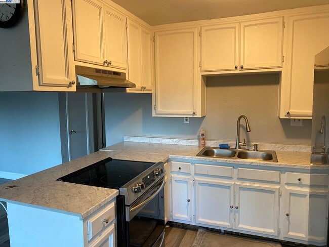 Building Photo - 17 Raggio Rd