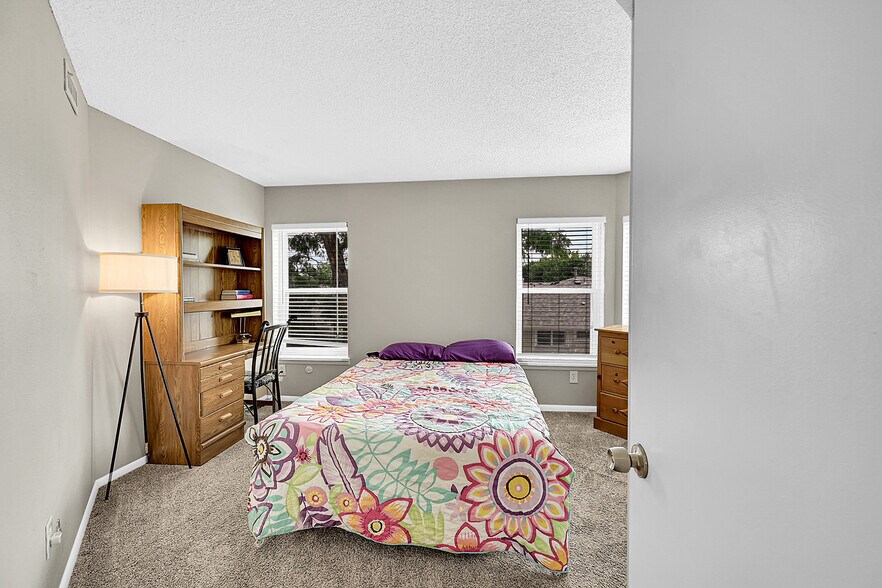 Building Photo - 1226 S Monaco Pky