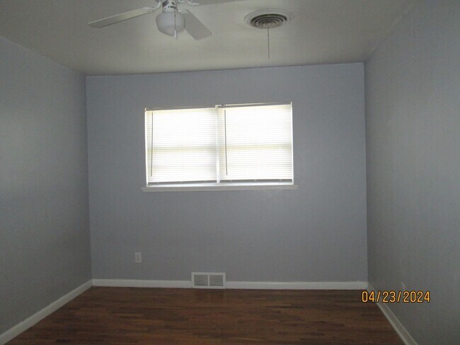 Building Photo - HOUSE -- 3 bedrooms, 2 bathrooms, Garage