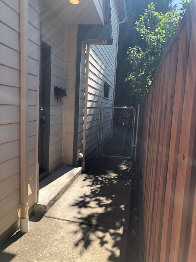 Building Photo - Your Perfect Corvallis Oasis Awaits at This 4-Bedroom Townhouse!