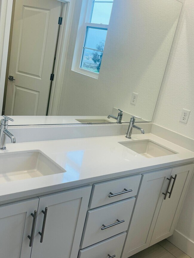 Building Photo - 2710 Old Larks Ln