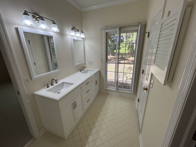 Building Photo - **AVAILABLE IN JUNE ** Landings Executive 3 Bedroom home