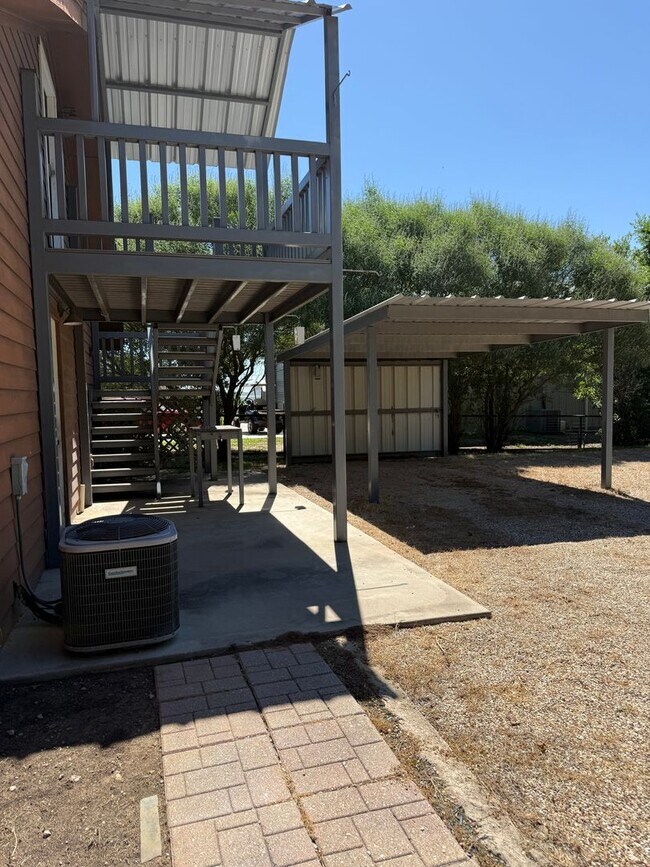 Building Photo - 2 bedroom home fully fenced on nearly an a...