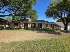 Building Photo - Stunning 4-bd 2.5 bath