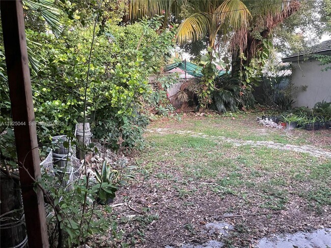 Building Photo - 705 E 9th Ct