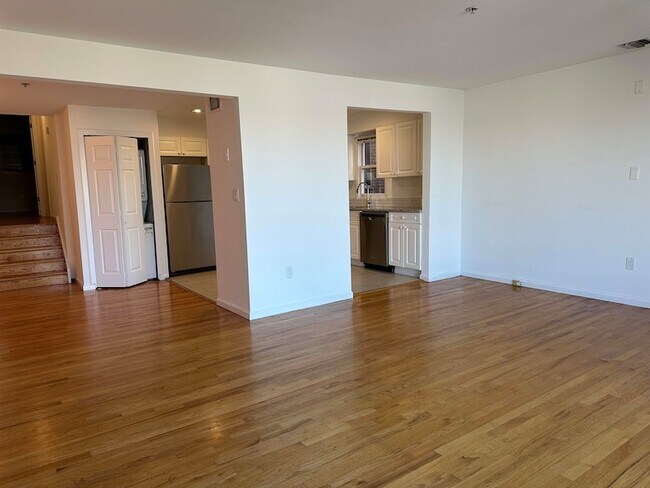 Building Photo - 8911 Riverside Pl