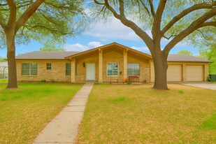 Building Photo - 1010 Country Oak Dr