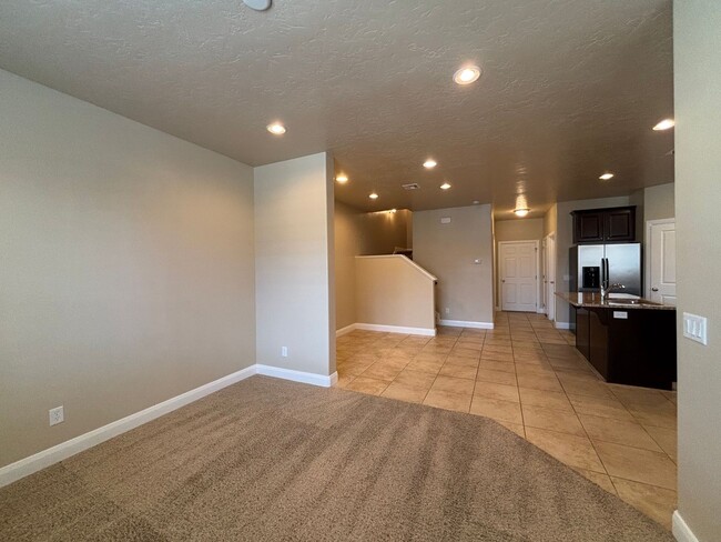 Building Photo - SPACIOUS TOWNHOME FOR RENT!