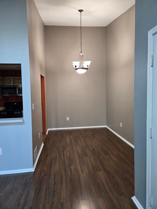 Building Photo - 289 English Pl