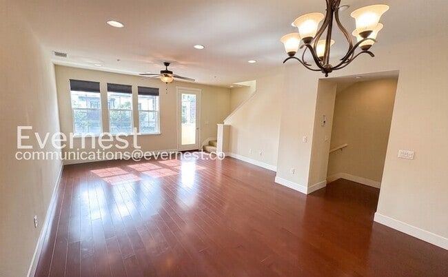 Building Photo - 3-Bed/3.5-Bath Townhome/ Available Now!