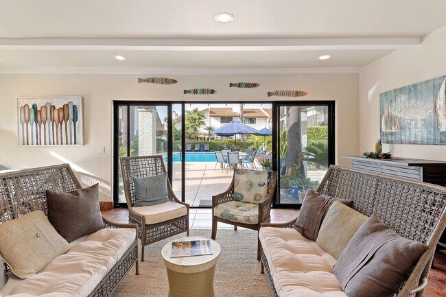 Building Photo - Fully Remodeled 2 Bed, 2 Bath East Beach T...