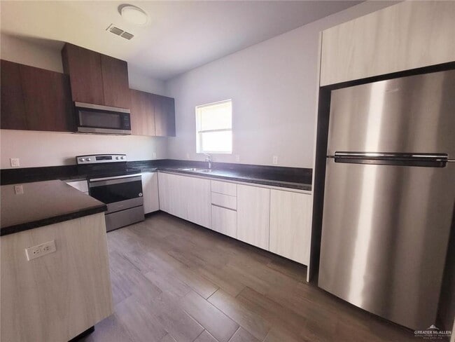 Building Photo - 16 Paola St