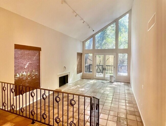 Building Photo - 150 Sugar Berry Cir