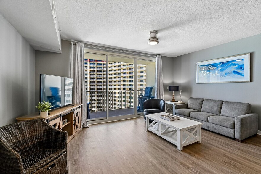 Building Photo - 9954 S Thomas Dr