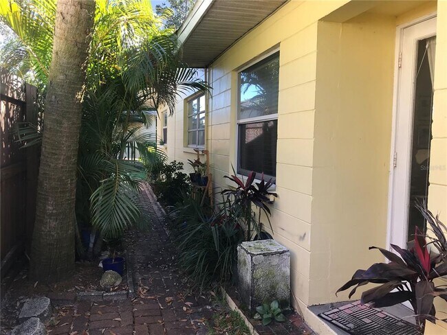 Building Photo - 2516 W Palm Dr