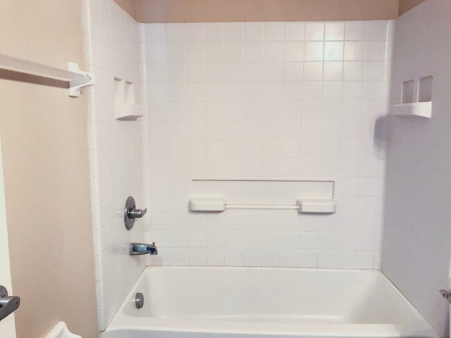 Building Photo - Beautiful 3 Bedroom 2 Bath for Rent in Spring Hill!