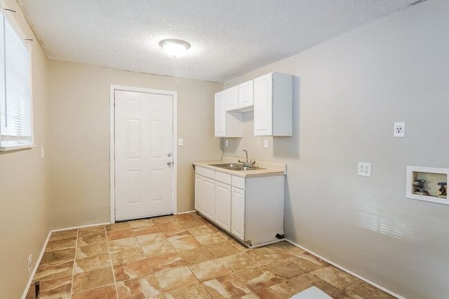 Building Photo - 128 Ann Dr SW